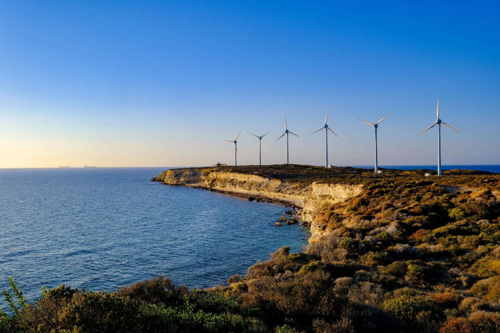 Ege kıyısında rüzgâr enerji santrali görünümü